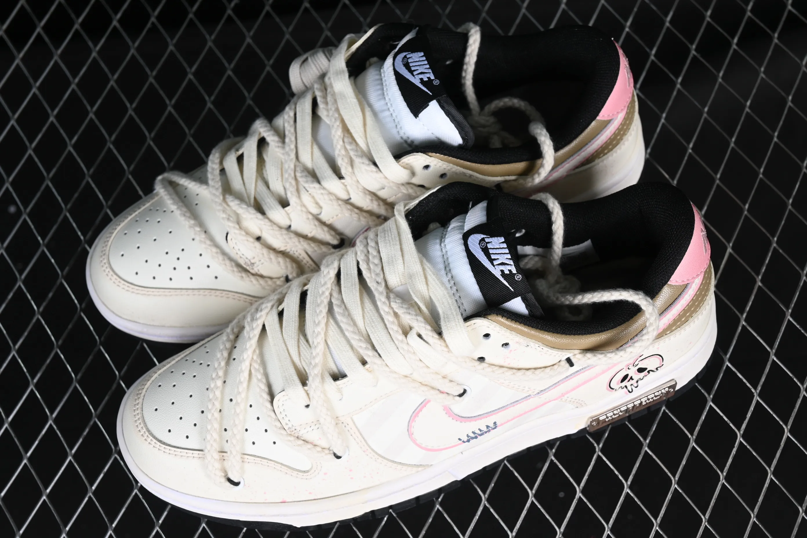 All Categories Nk SB Dunk Series Nk SB Dunk Low Low-top Sneakers Customized Big Box Nk Dunk Low Panda Prank Street Dance Theme-Pink Jumping SB Strappy Low-top Casual Sneakers DD1391-100